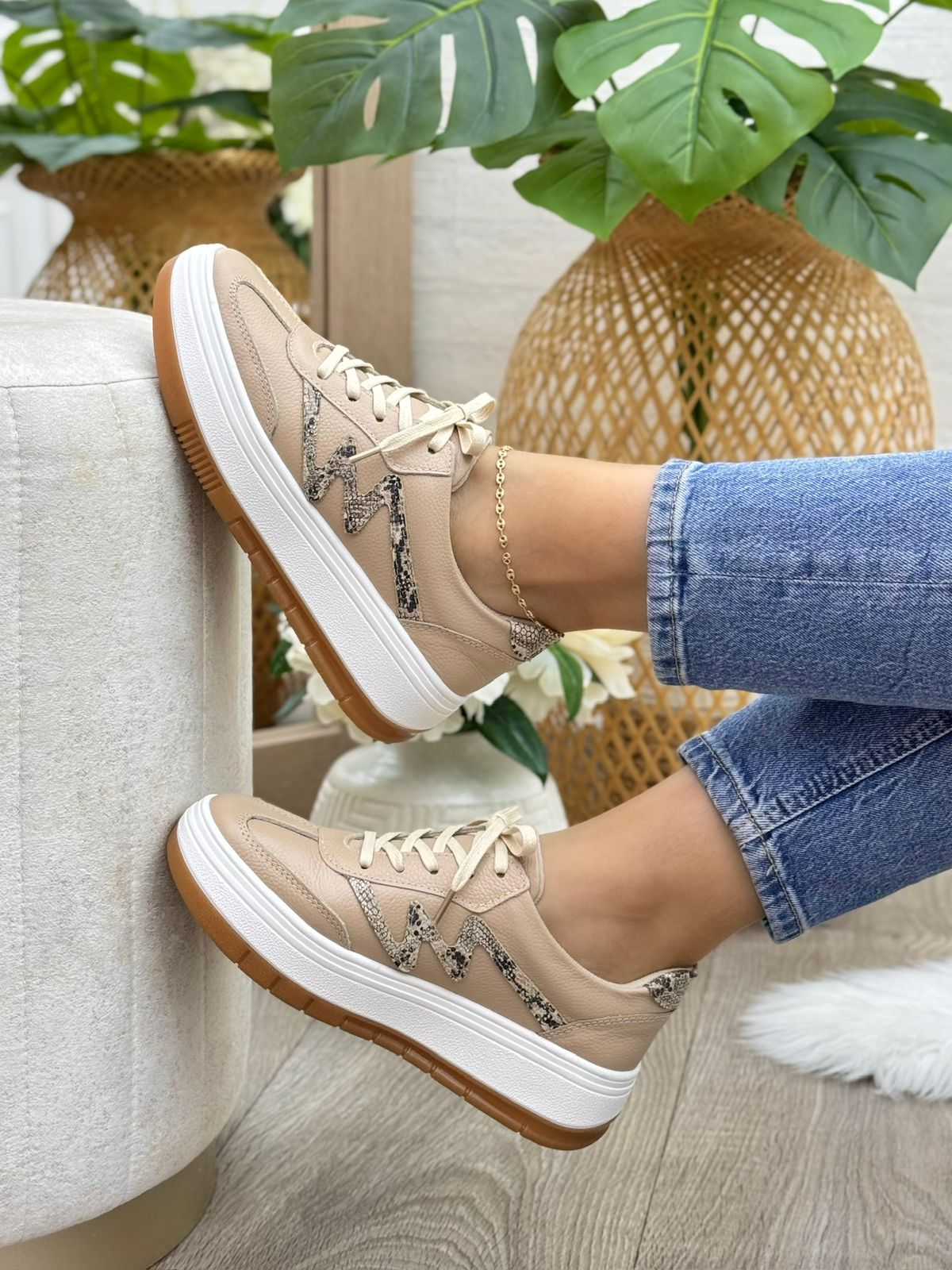 Vista posterior tenis saona taupe claro-cobra en cuero cuero taupe — calzado femenino Colombia