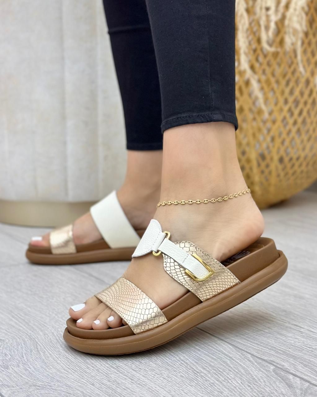 Detalle suela canoas greta en cuero dorado - talco cuero genuino animal print — YF Shoes