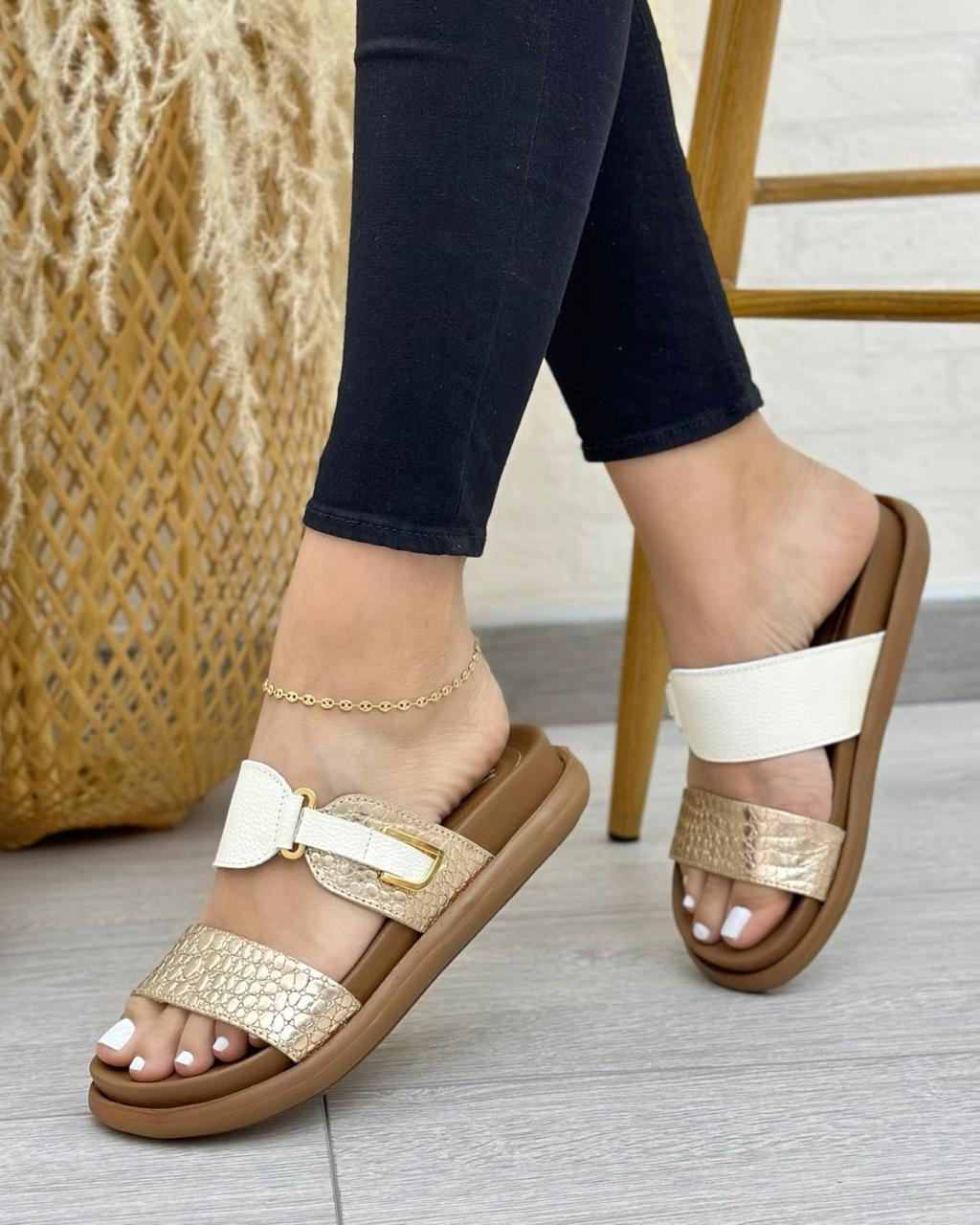 Vista frontal canoas greta en cuero talco-dorado folia talipe cuero genuino dorado — YF Shoes Colombia