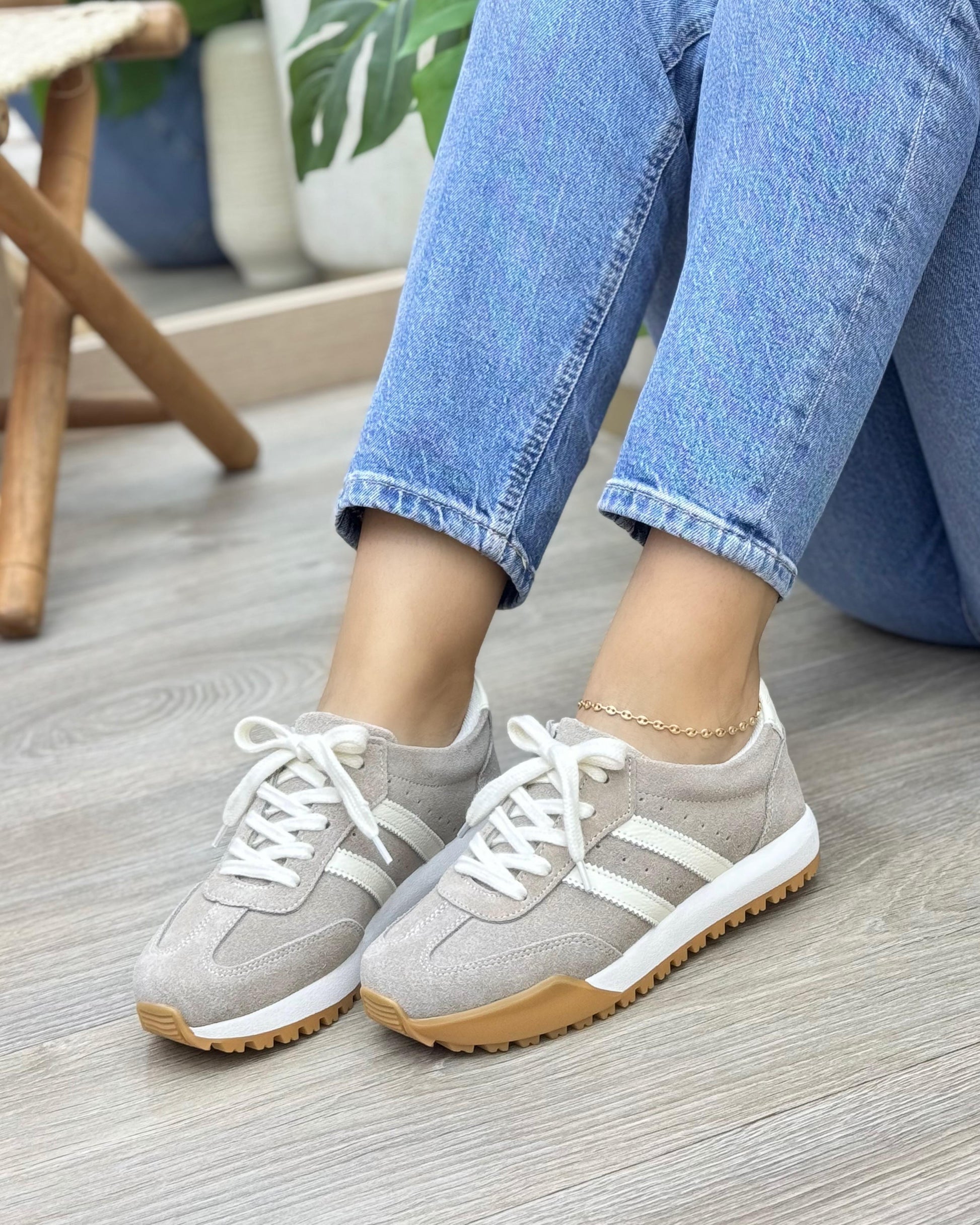 Tenis Kinsley En Cuero Carnaza Arena Con Talco — tenis en cuero genuino para mujer — YF Shoes Colombia