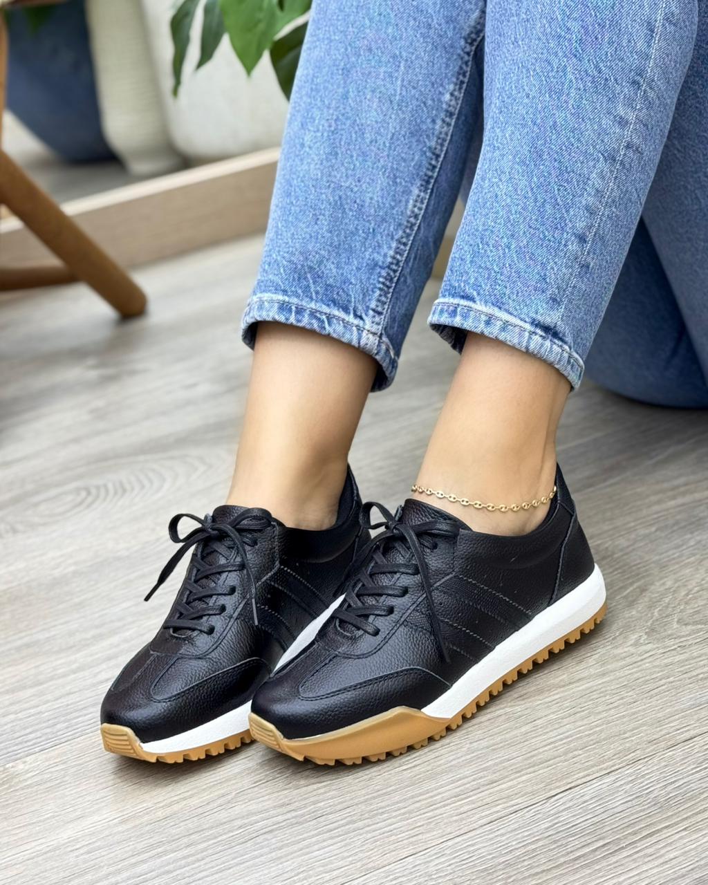 Tenis Kinsley Negro En Cuero — tenis en cuero genuino para mujer — YF Shoes Colombia