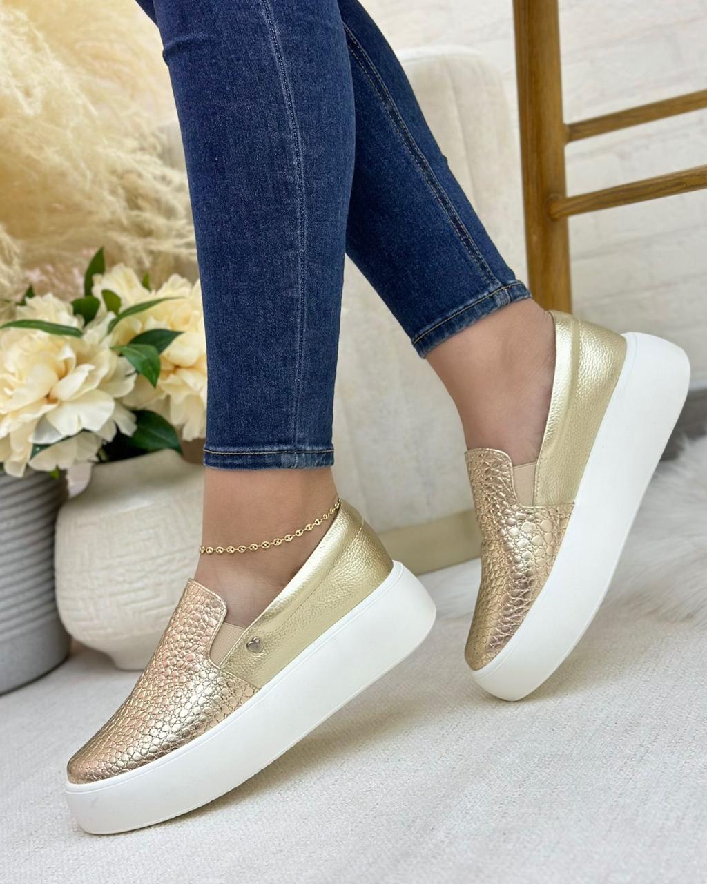Vista lateral tenis lisboa dorado en cuero cuero dorado — fabricante directo Colombia