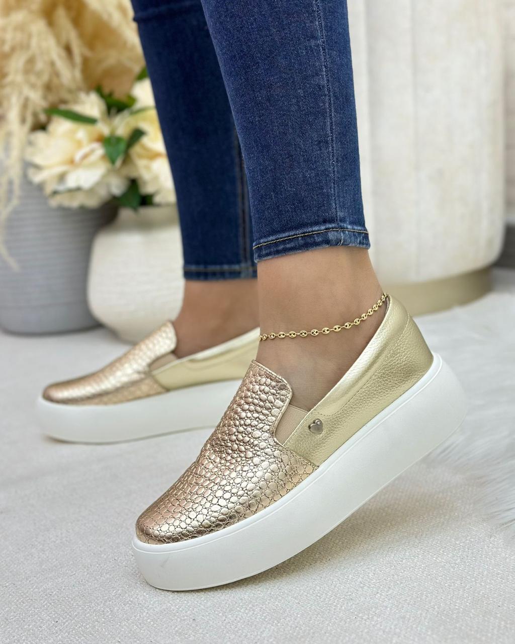 Detalle costura tenis lisboa dorado en cuero cuero natural dorado — fabricante directo