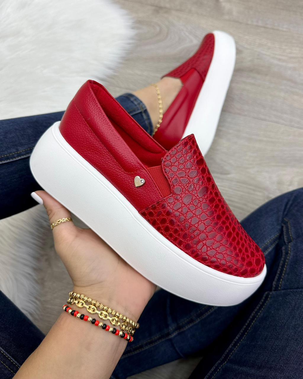 Vista lateral tenis lisboa rojo en cuero cuero animal print — fabricante directo Colombia