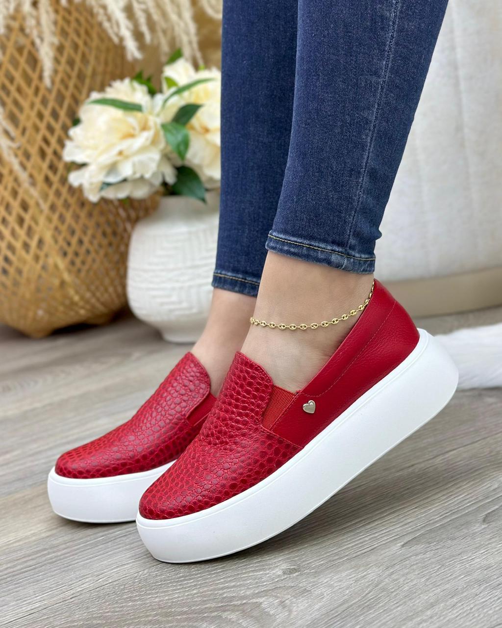 Detalle costura tenis lisboa rojo en cuero cuero natural animal print — fabricante directo