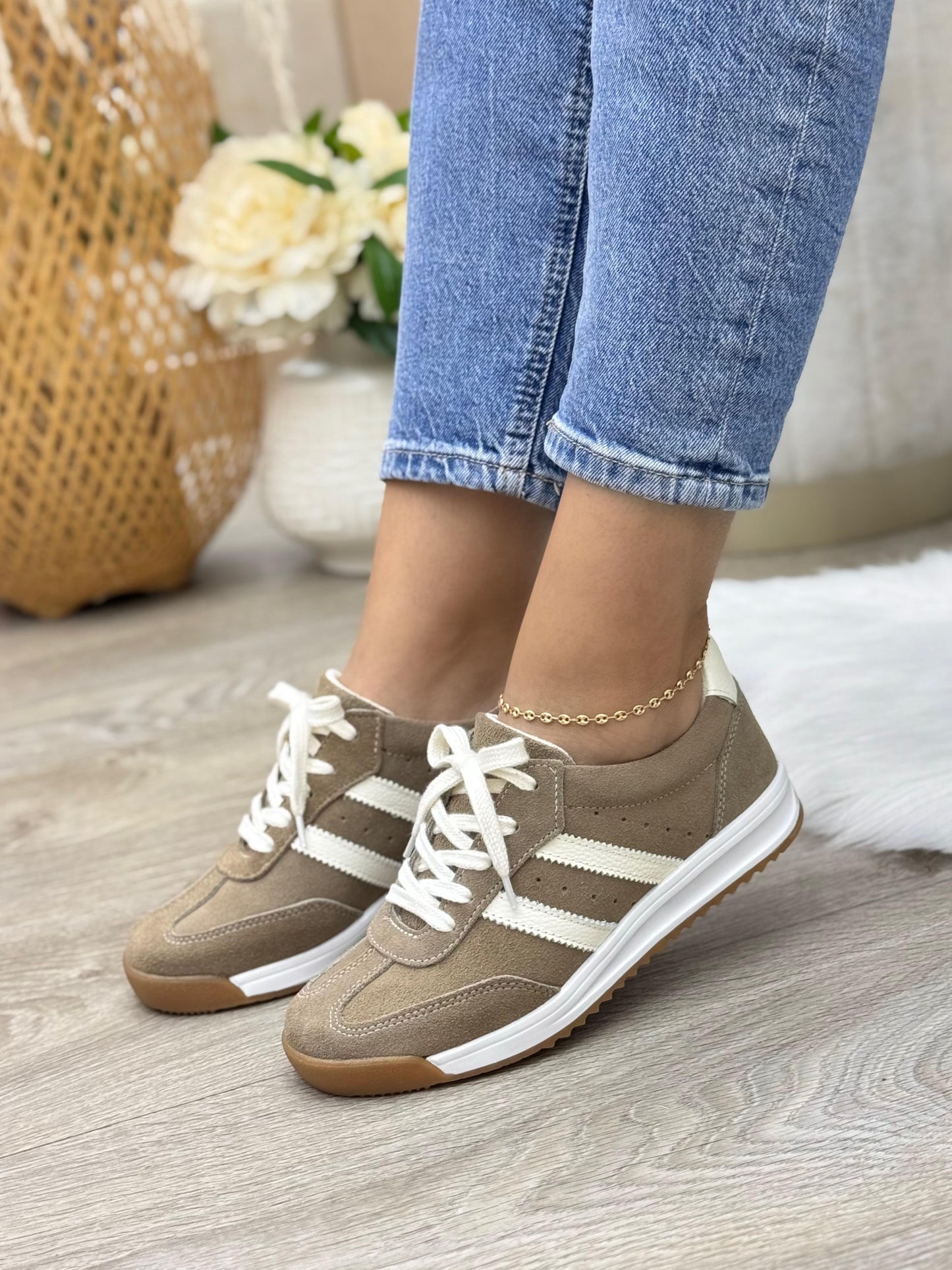 Tenis Mila Carnaza Capuccino Con Talco Para Mujer — tenis en cuero genuino para mujer — YF Shoes Colombia