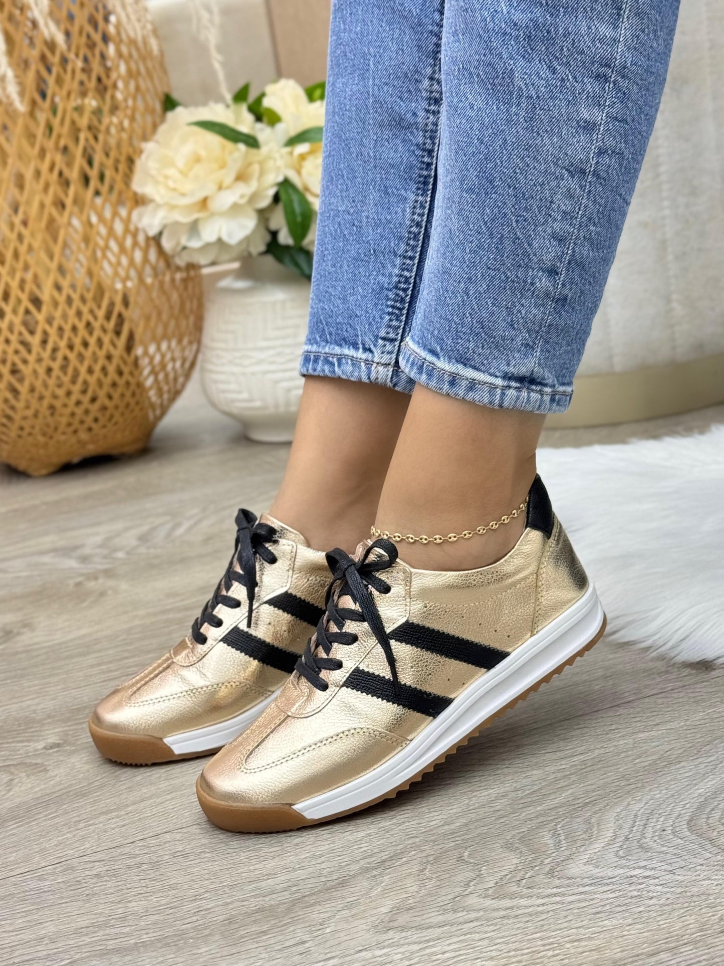Tenis Mila Dorado Con Negro En Cuero Para Mujer — tenis en cuero genuino para mujer — YF Shoes Colombia
