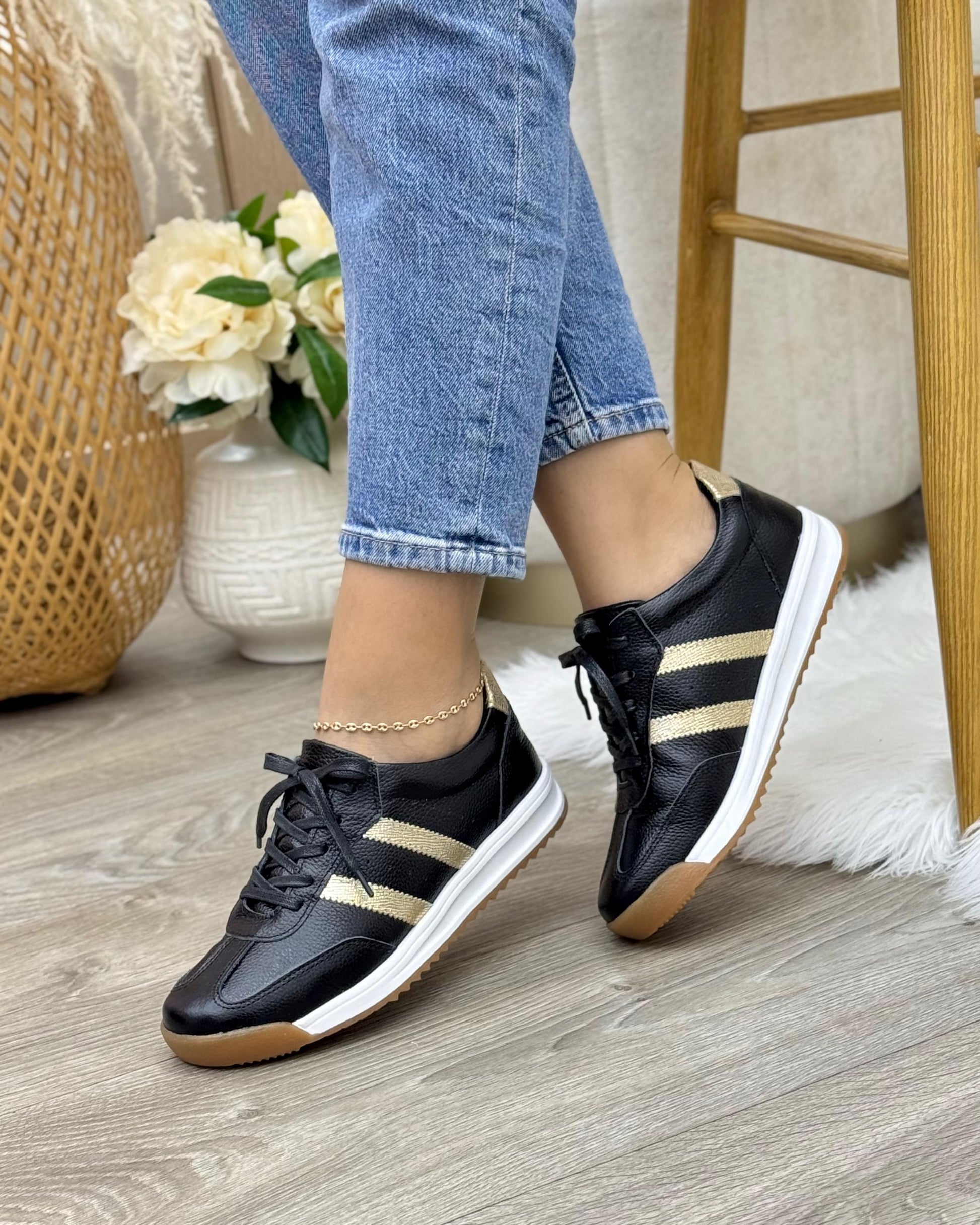 Tenis Mila Negro Con Dorado En Cuero Para Mujer — tenis en cuero genuino para mujer — YF Shoes Colombia
