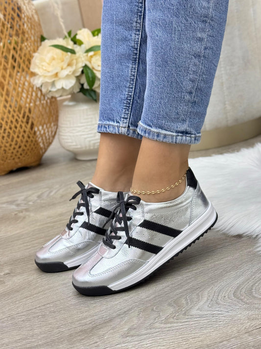 Tenis Mila Plata Con Negro En Cuero Para Mujer — tenis en cuero genuino para mujer — YF Shoes Colombia