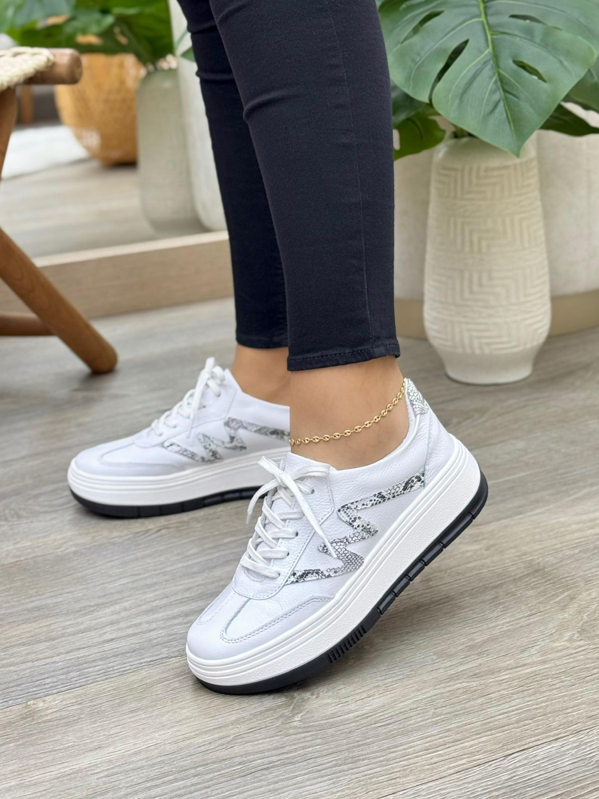 Vista posterior tenis saona blanco - cobra en cuero cuero blanco — calzado femenino Colombia
