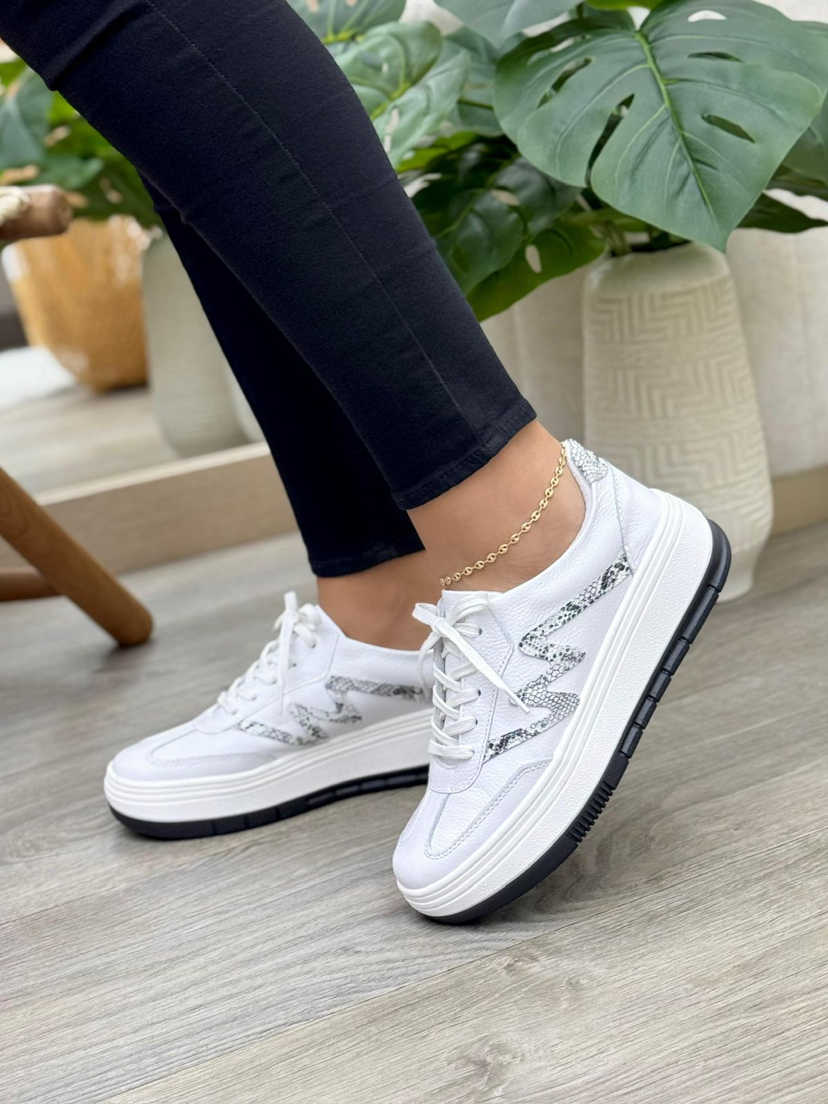 Vista lateral tenis saona blanco - cobra en cuero cuero blanco — fabricante directo Colombia