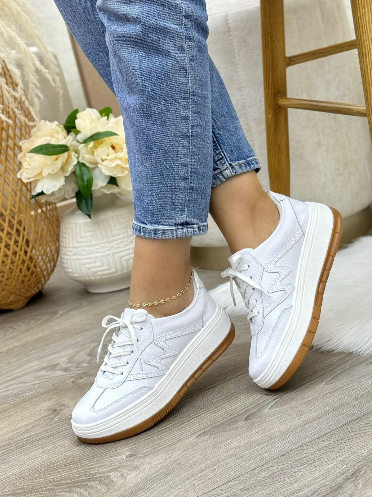 Detalle suela tenis saona blanco en cuero cuero genuino blanco — YF Shoes