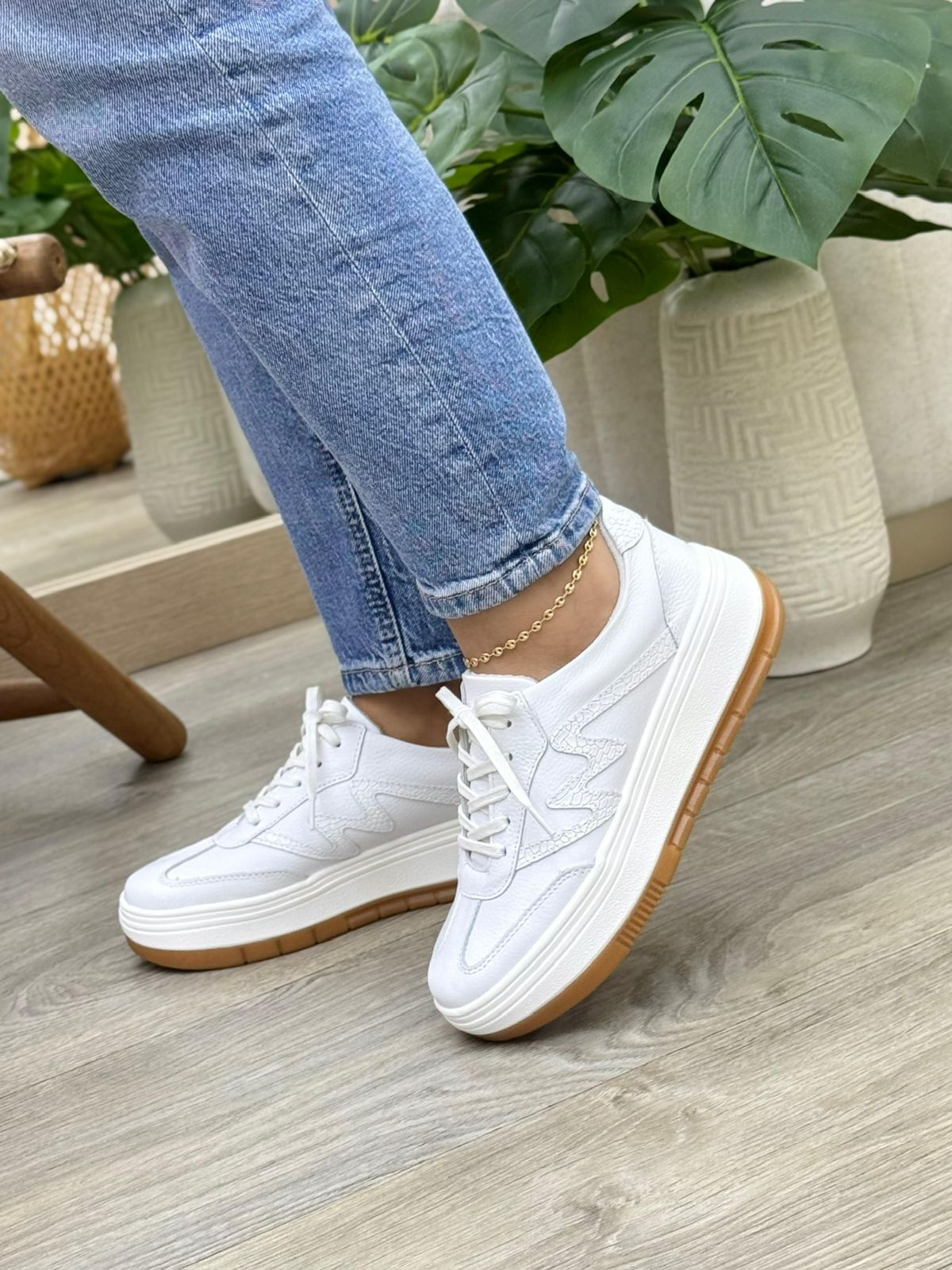Vista lateral tenis saona blanco en cuero cuero blanco — fabricante directo Colombia