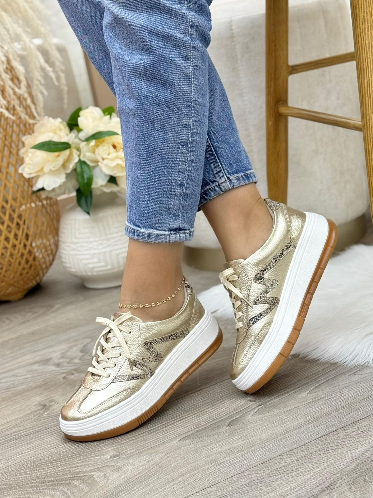 Vista lateral tenis saona dorado en cuero cuero dorado — fabricante directo Colombia