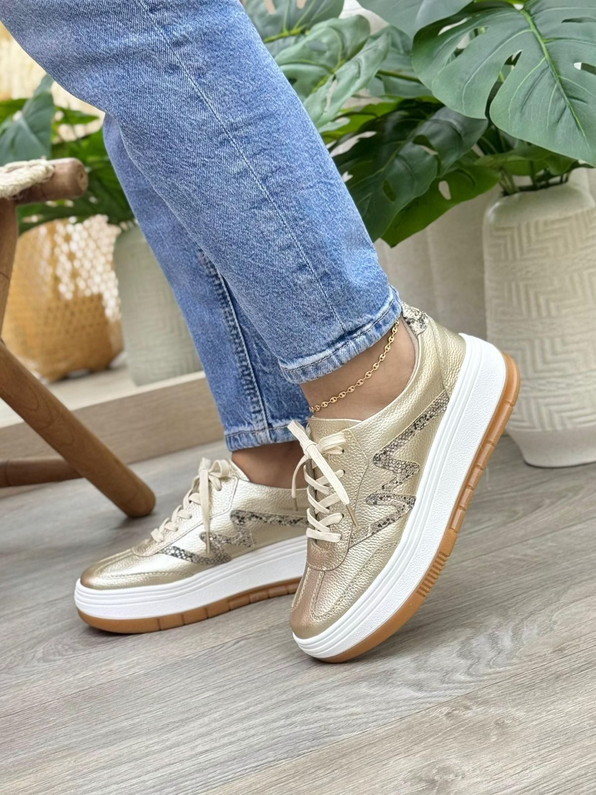 Detalle suela tenis saona dorado en cuero cuero genuino dorado — YF Shoes