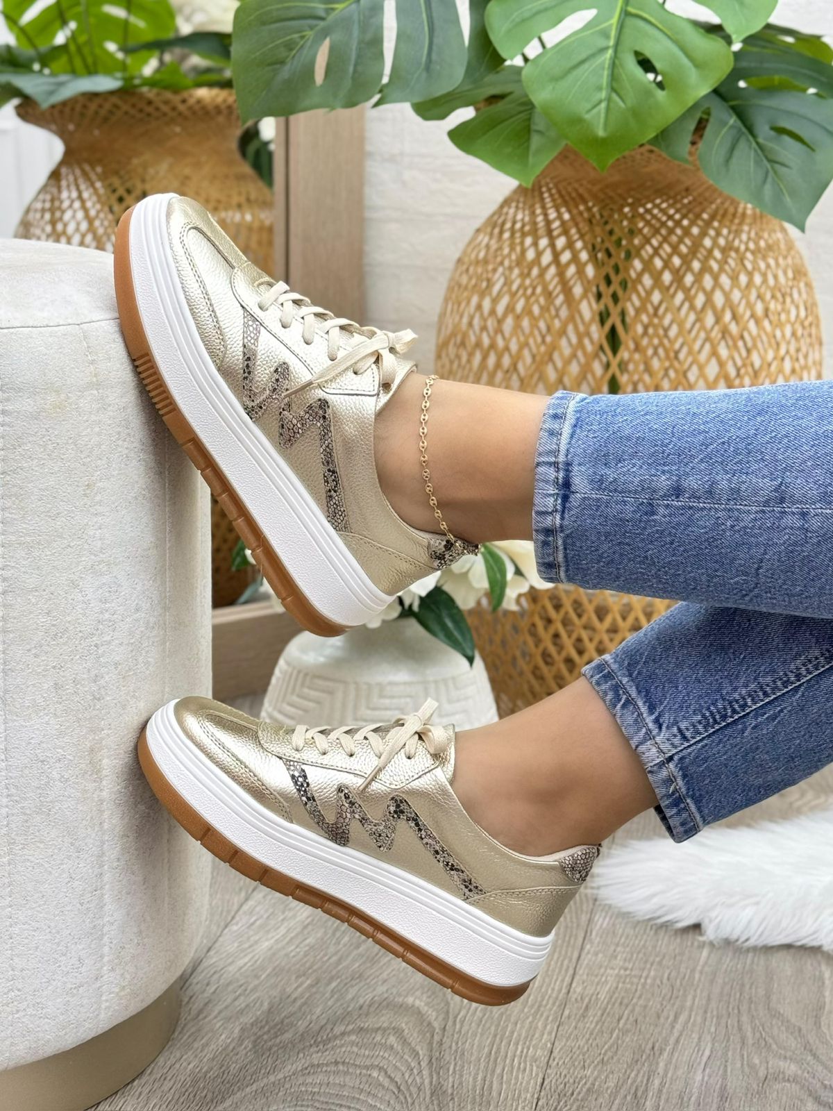 Vista posterior tenis saona dorado en cuero cuero dorado — calzado femenino Colombia
