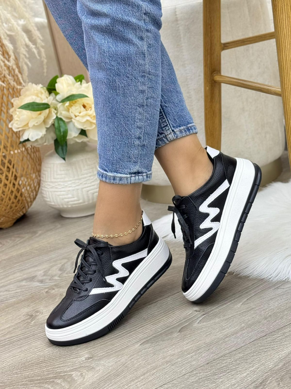 Vista posterior tenis saona negro con blanco en cuero cuero negro — calzado femenino Colombia