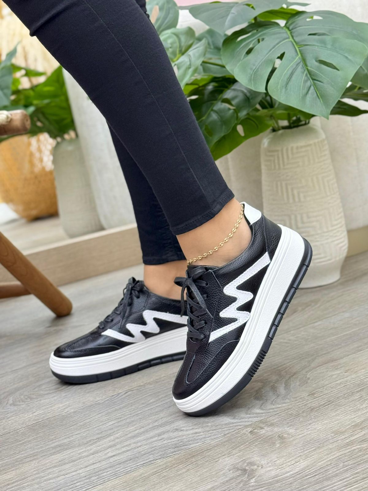 Vista lateral tenis saona negro con blanco en cuero cuero negro — fabricante directo Colombia