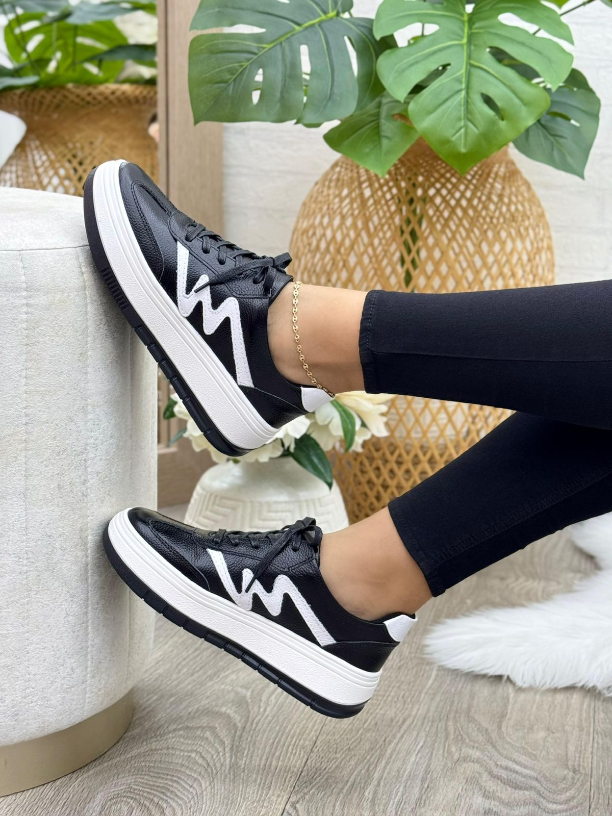 Detalle suela tenis saona negro con blanco en cuero cuero genuino negro — YF Shoes