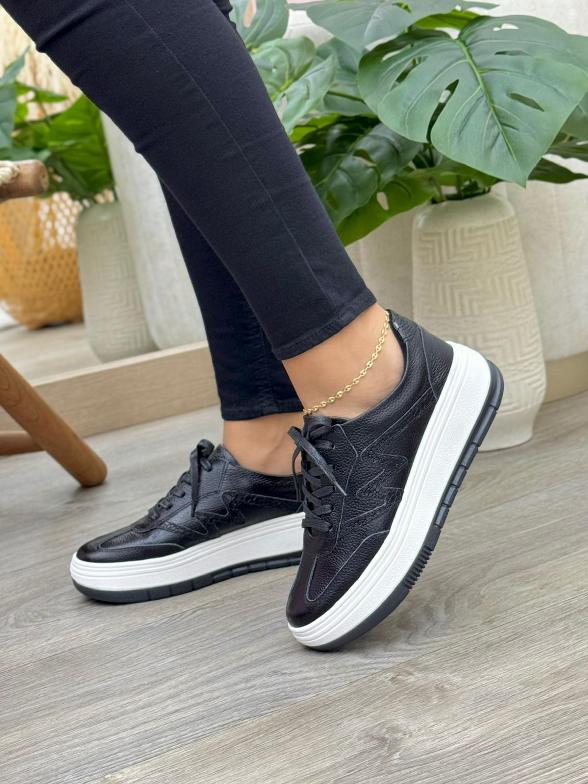 Detalle suela tenis saona negro en cuero cuero genuino negro — YF Shoes