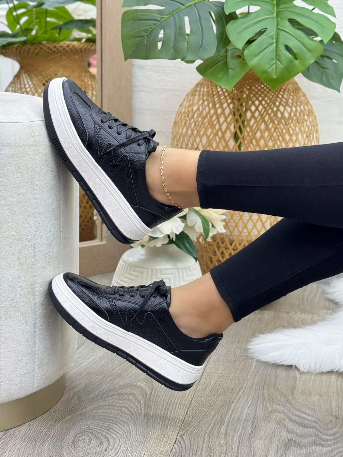Vista lateral tenis saona negro en cuero cuero negro — fabricante directo Colombia