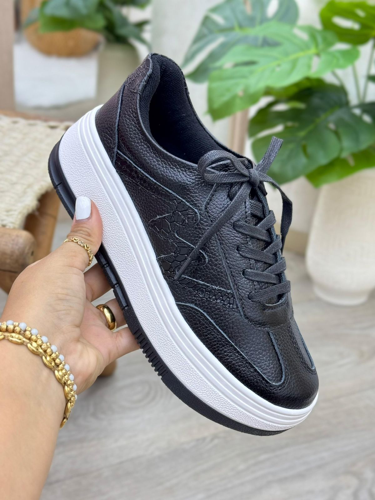 Vista posterior tenis saona negro en cuero cuero negro — calzado femenino Colombia