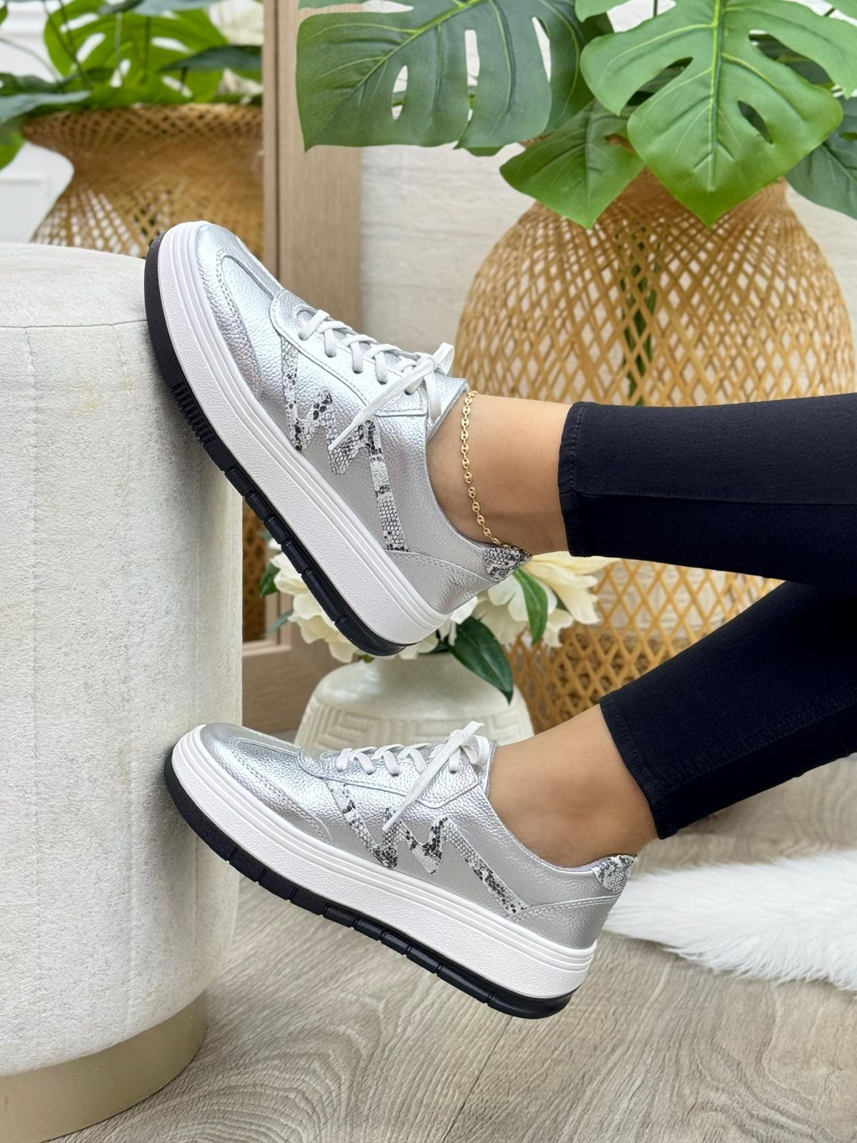 Detalle suela tenis saona plateado en cuero cuero genuino plateado — YF Shoes
