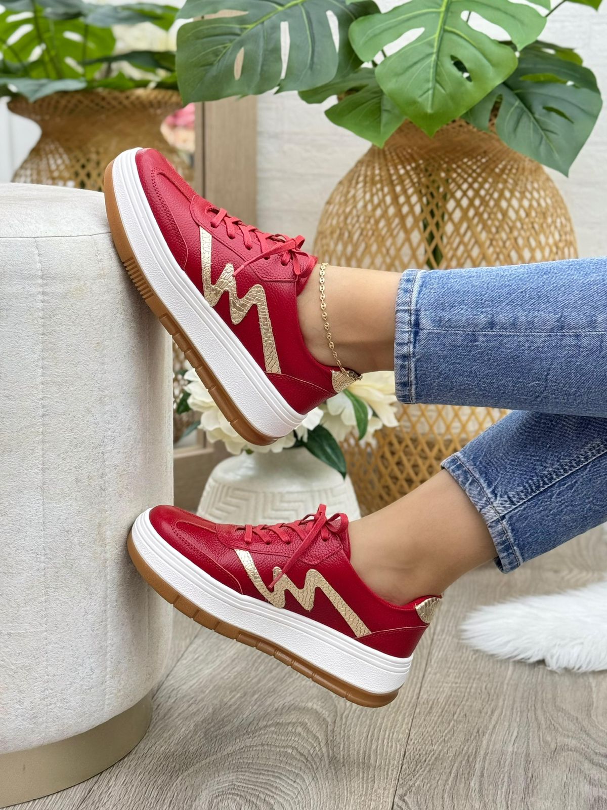 Vista posterior tenis saona rojo-dorado en cuero cuero rojo — calzado femenino Colombia