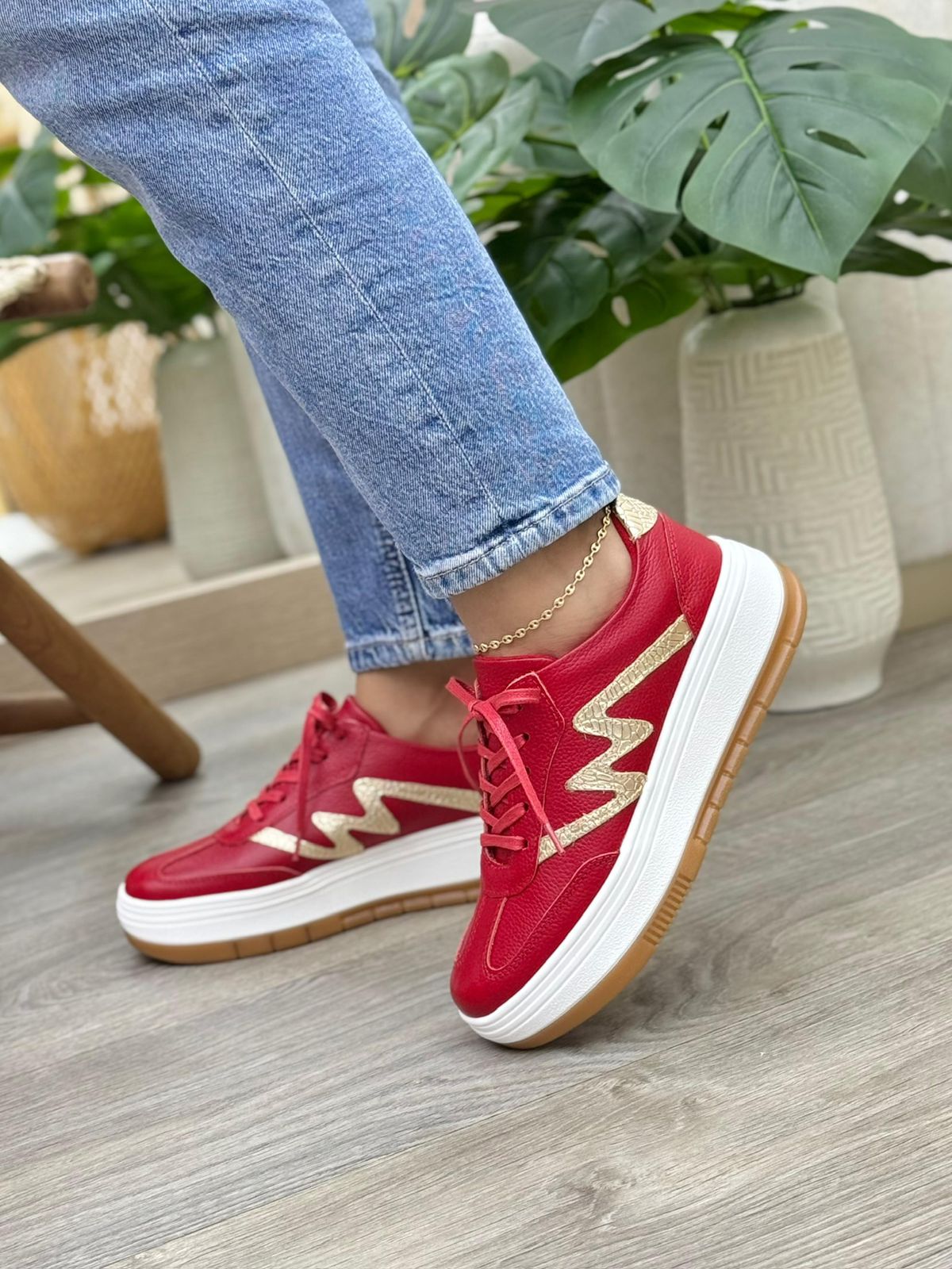 Vista lateral tenis saona rojo-dorado en cuero cuero rojo — fabricante directo Colombia