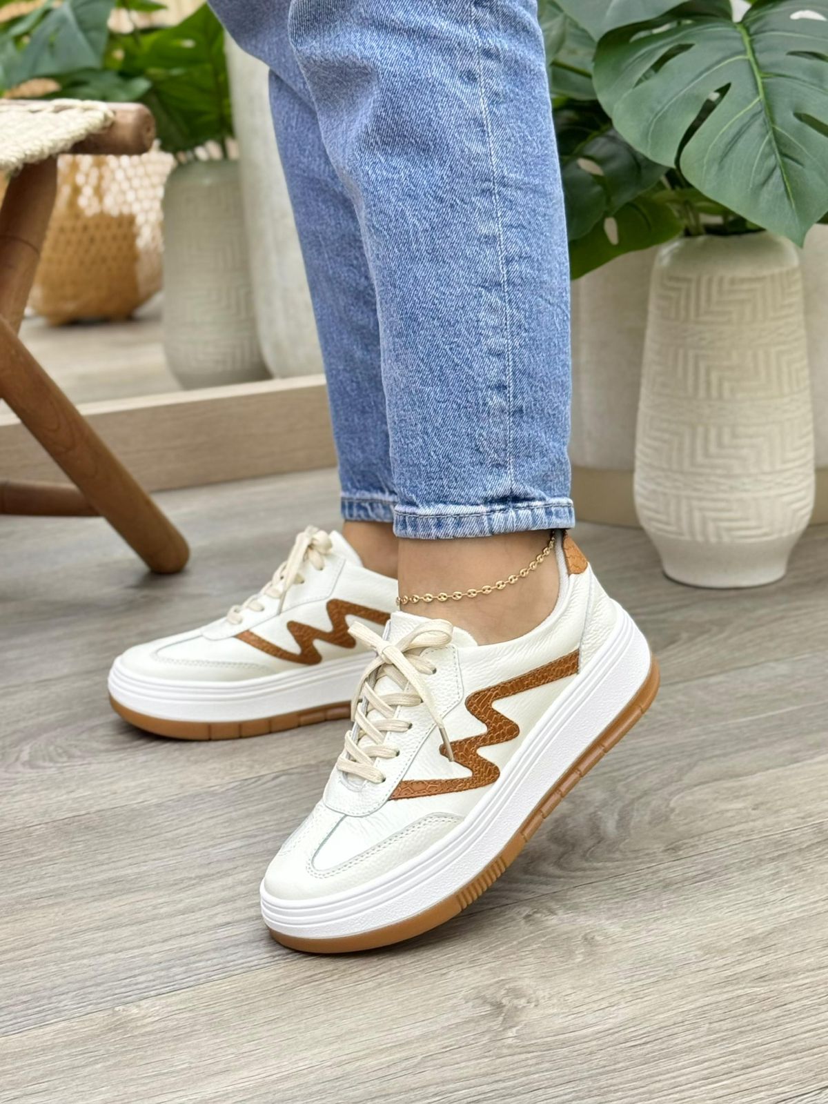 Tenis Saona Talco-Miel En Cuero — tenis en cuero genuino para mujer talco — YF Shoes Bucaramanga