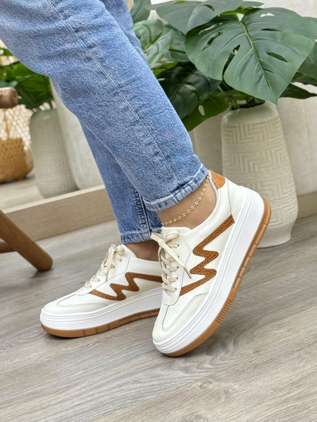 Vista lateral tenis saona talco-miel en cuero cuero talco — fabricante directo Colombia