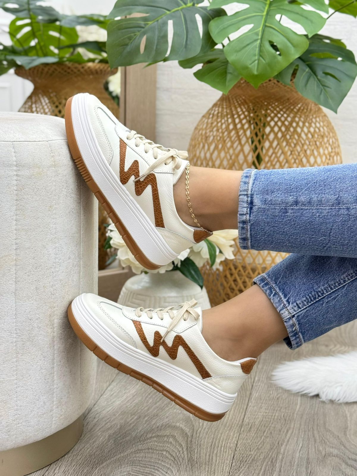 Detalle suela tenis saona talco-miel en cuero cuero genuino talco — YF Shoes