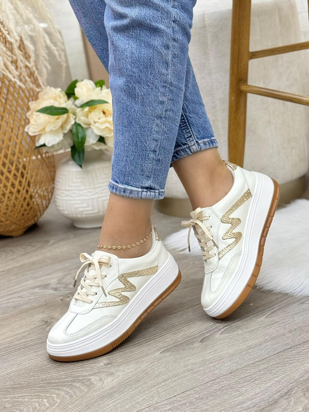 Vista posterior tenis saona talco con dorado en cuero cuero talco — calzado femenino Colombia
