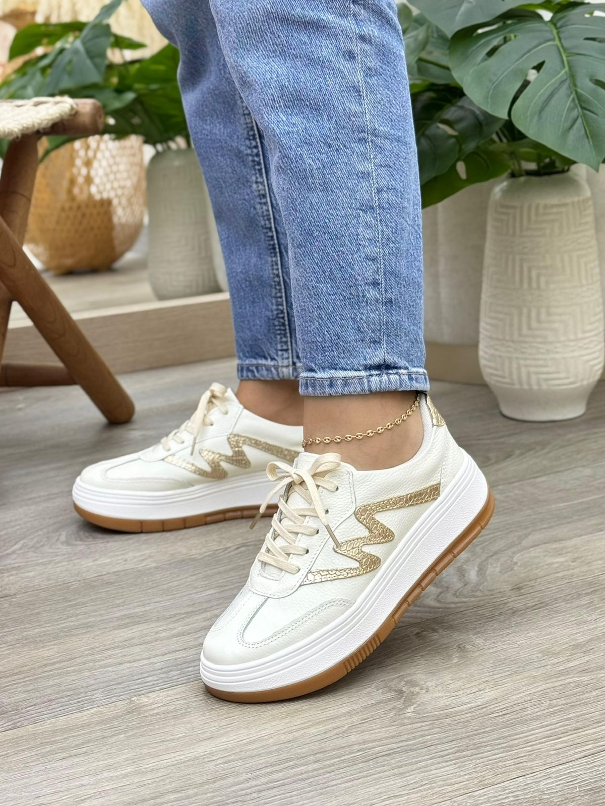 Tenis Saona Talco Con Dorado En Cuero — tenis en cuero genuino para mujer talco — YF Shoes Bucaramanga