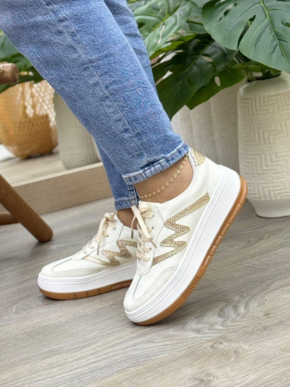 Vista lateral tenis saona talco con dorado en cuero cuero talco — fabricante directo Colombia