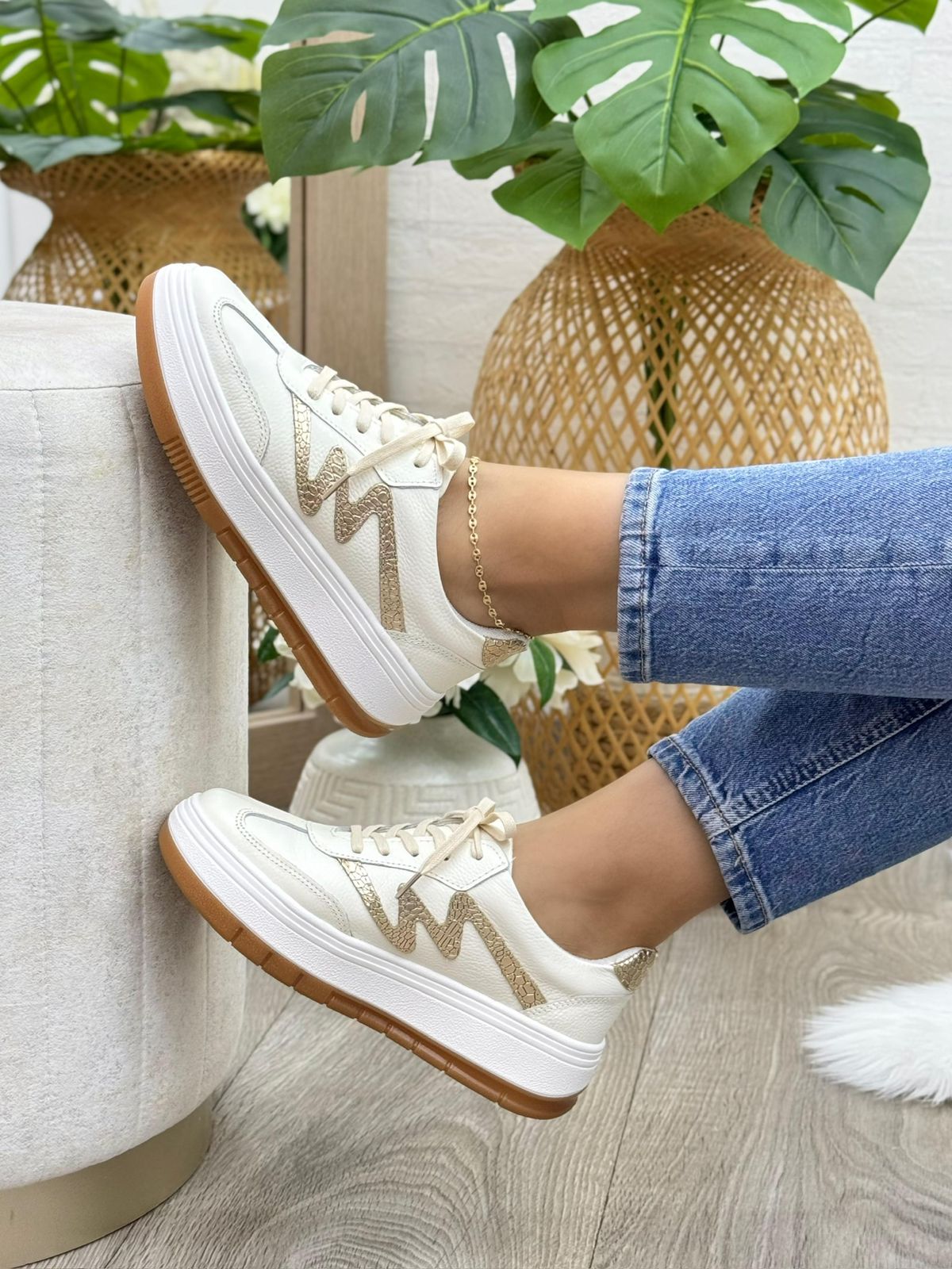 Detalle suela tenis saona talco con dorado en cuero cuero genuino talco — YF Shoes