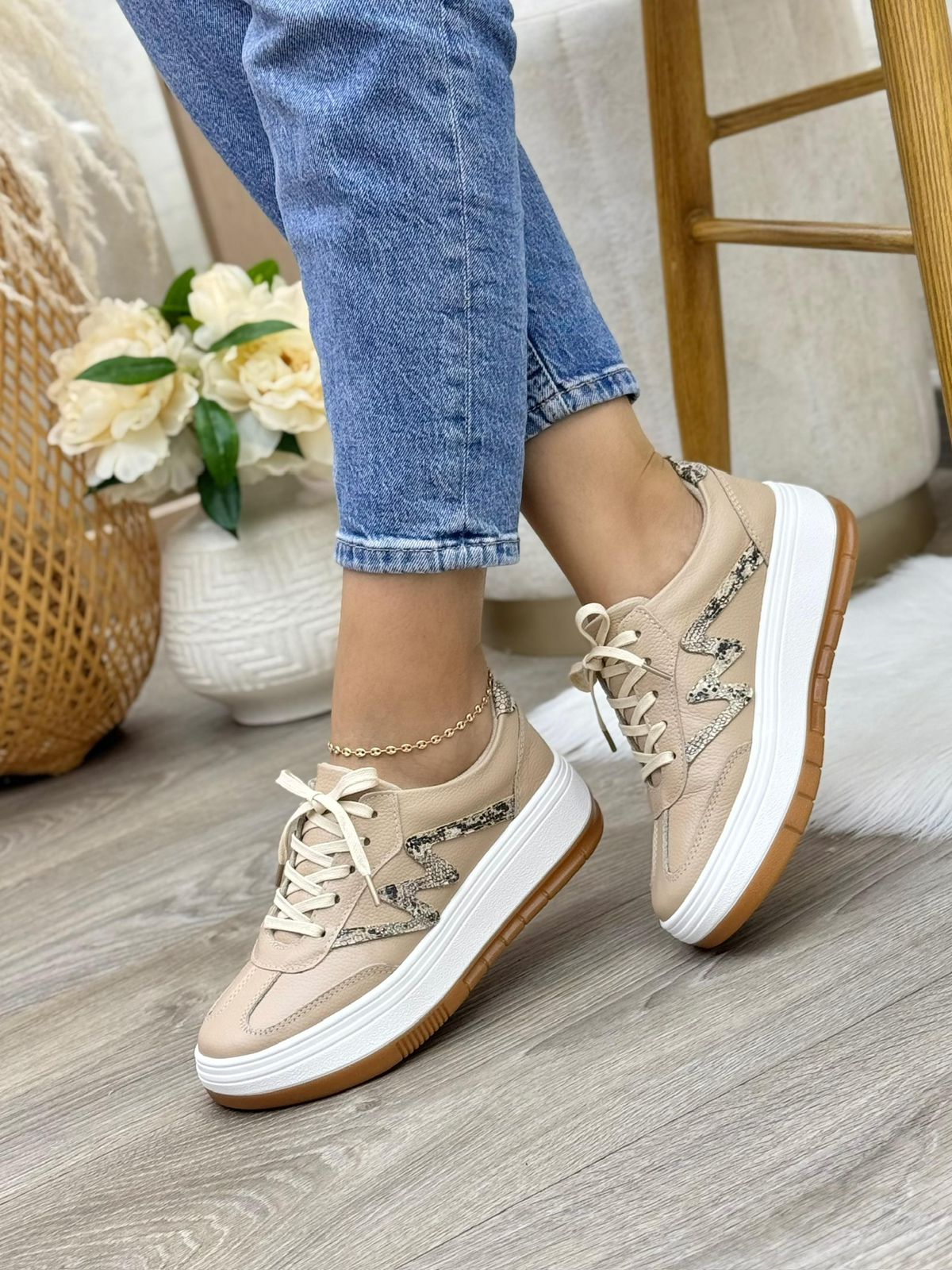 Vista lateral tenis saona taupe claro-cobra en cuero cuero taupe — fabricante directo Colombia