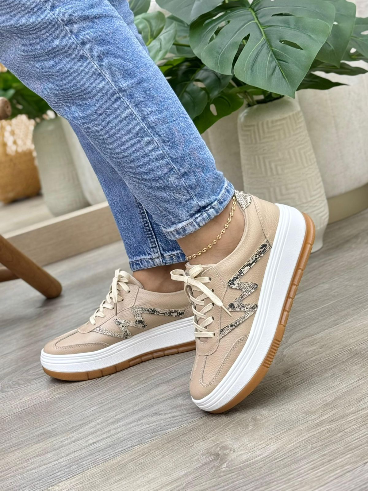 Detalle suela tenis saona taupe claro-cobra en cuero cuero genuino taupe — YF Shoes