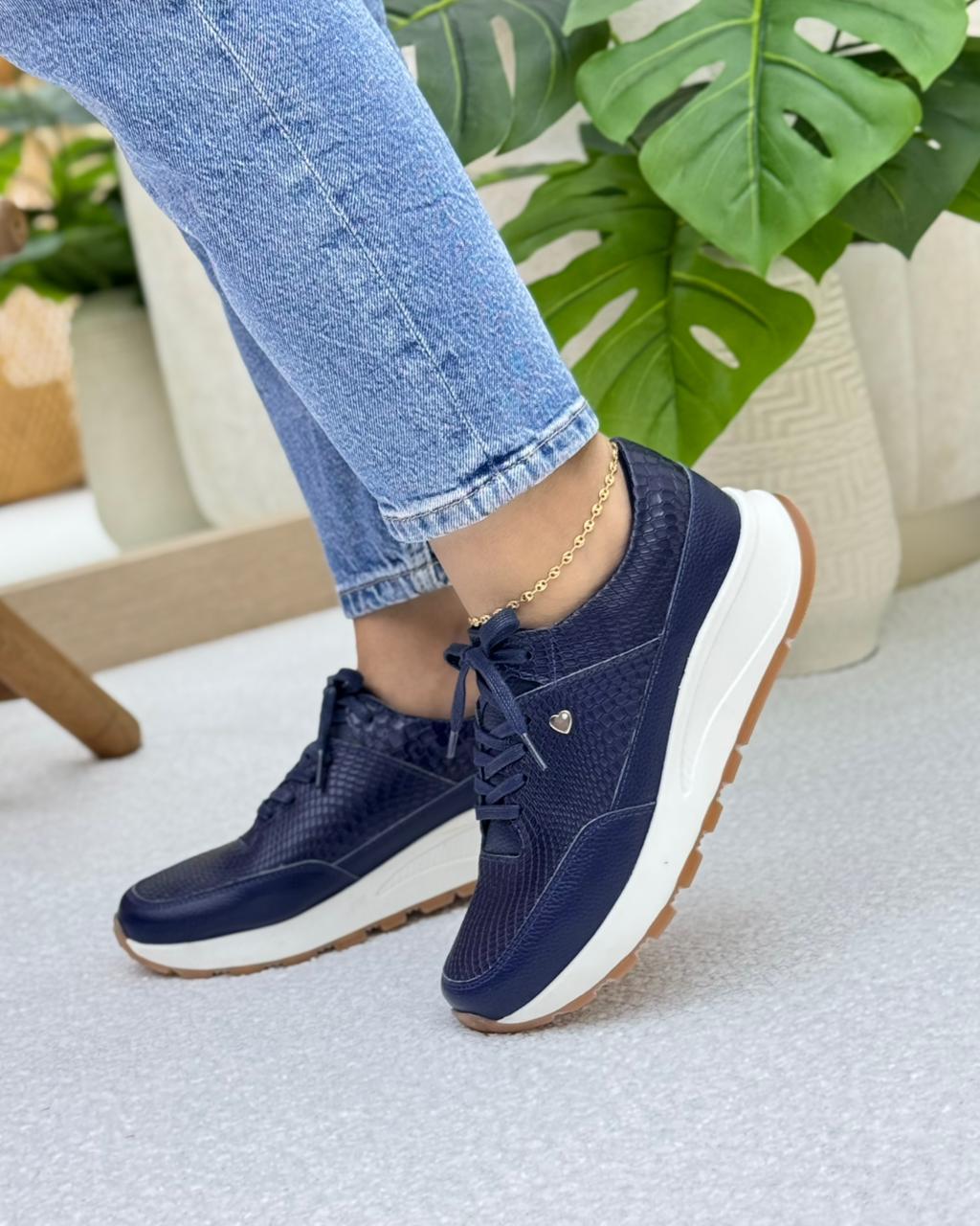 Vista lateral tenis serena azul en cuero cuero azul — fabricante directo Colombia