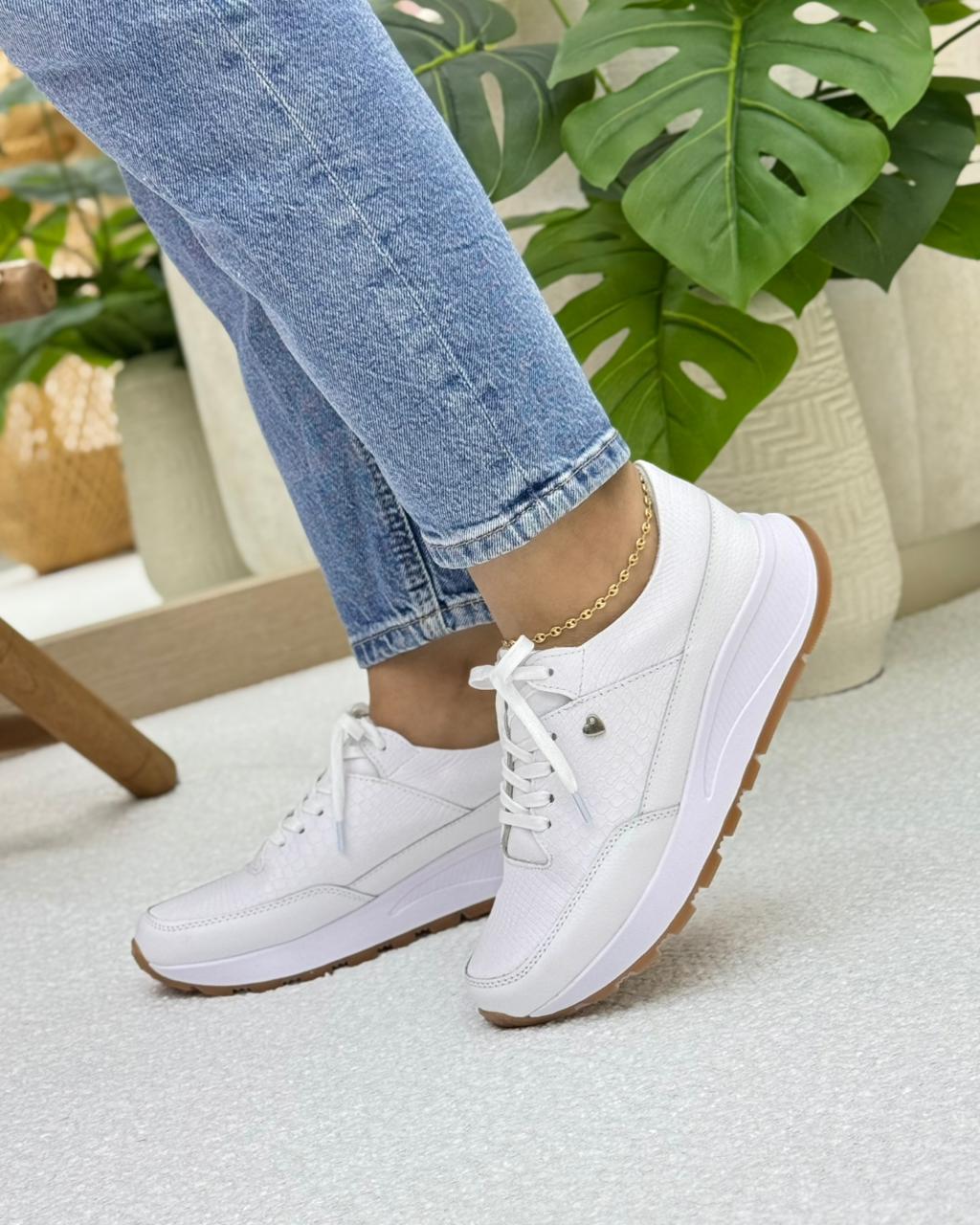 Vista lateral tenis serena blanco en cuero cuero blanco — fabricante directo Colombia