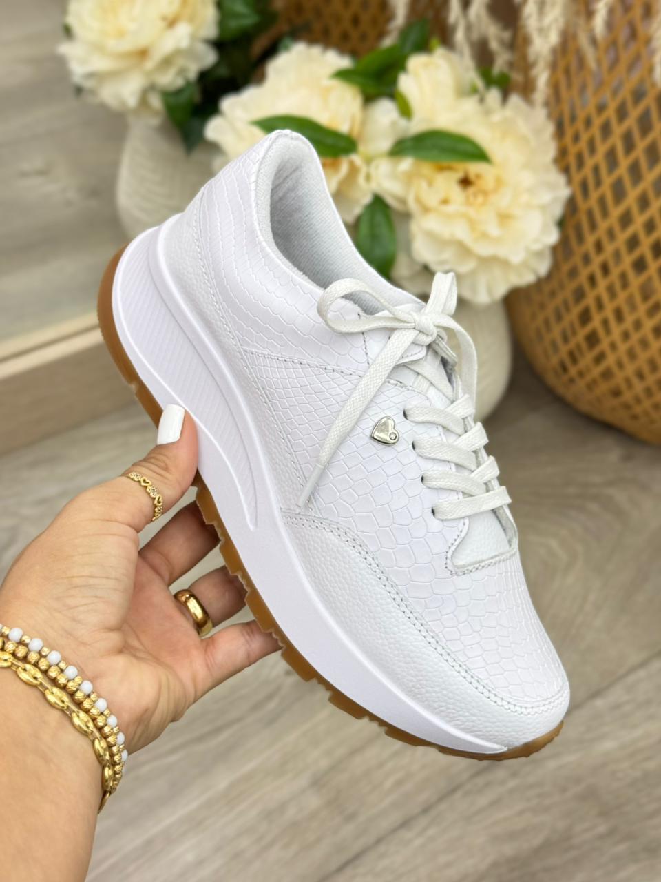 Detalle costura tenis serena blanco en cuero cuero natural blanco — fabricante directo