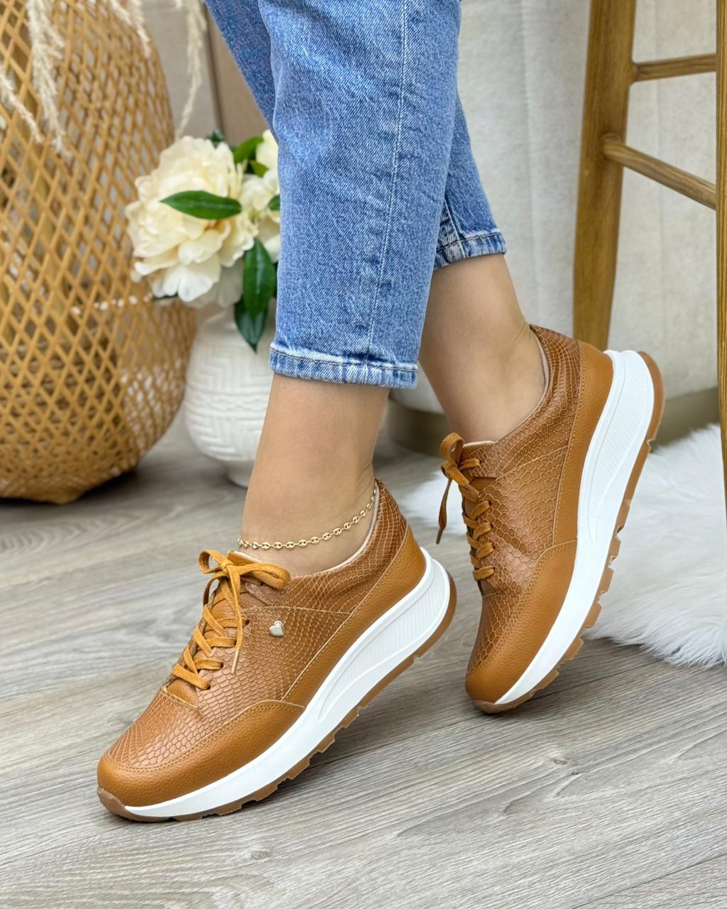 Vista lateral tenis serena miel en cuero cuero miel — fabricante directo Colombia