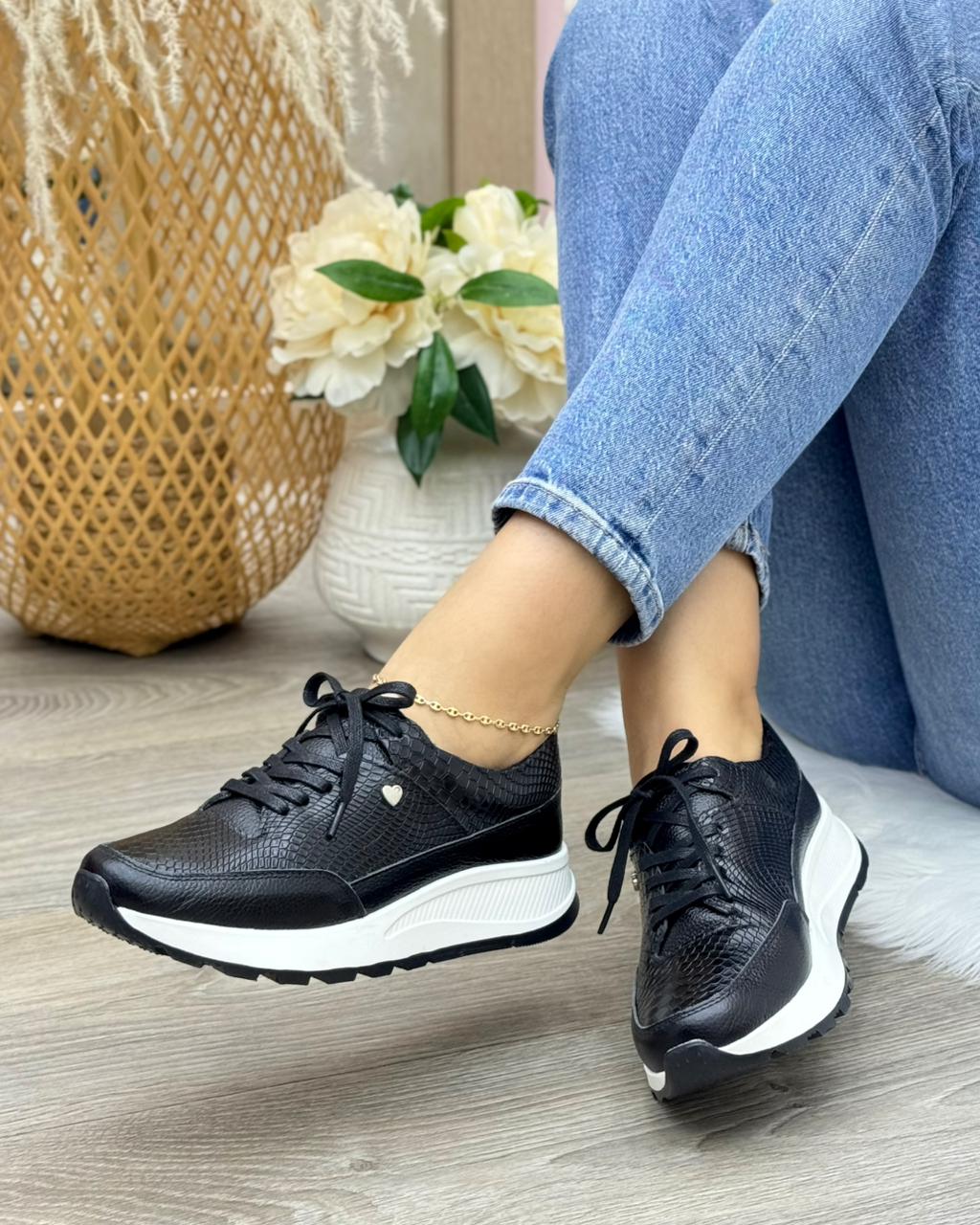 Vista lateral tenis serena negro en cuero cuero negro — fabricante directo Colombia