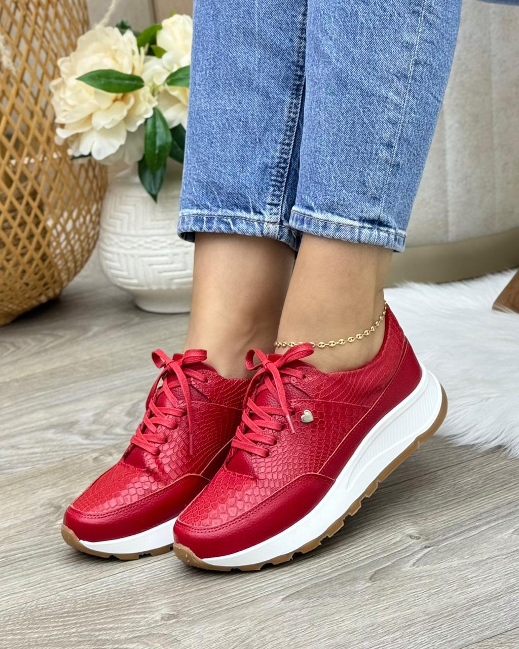 Vista lateral tenis serena rojo en cuero cuero rojo — fabricante directo Colombia