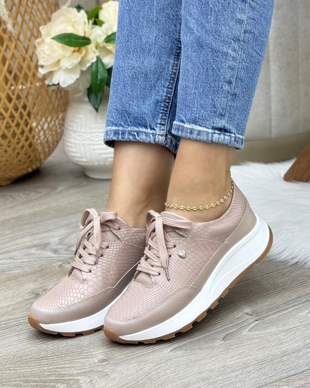 Vista lateral tenis serena taupe en cuero cuero taupe — fabricante directo Colombia
