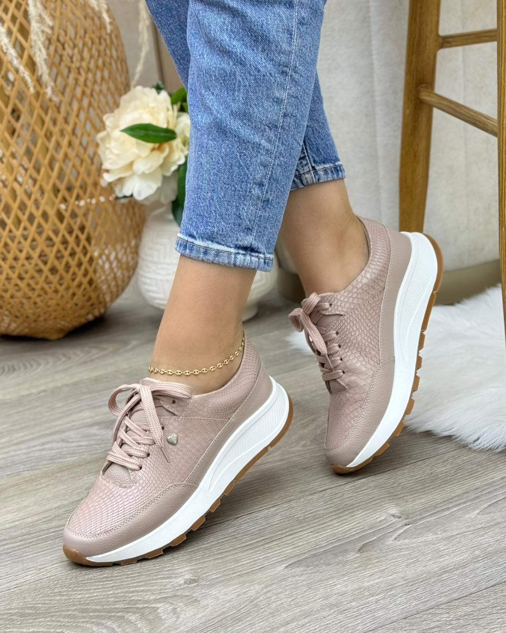 Vista posterior tenis serena taupe en cuero cuero taupe — calzado femenino Colombia